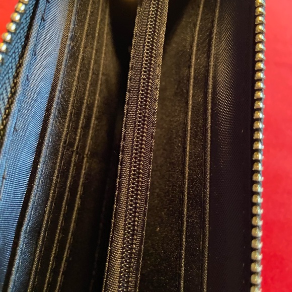 Tahari Black Wristlet Wallet NWOT - Picture 4 of 5